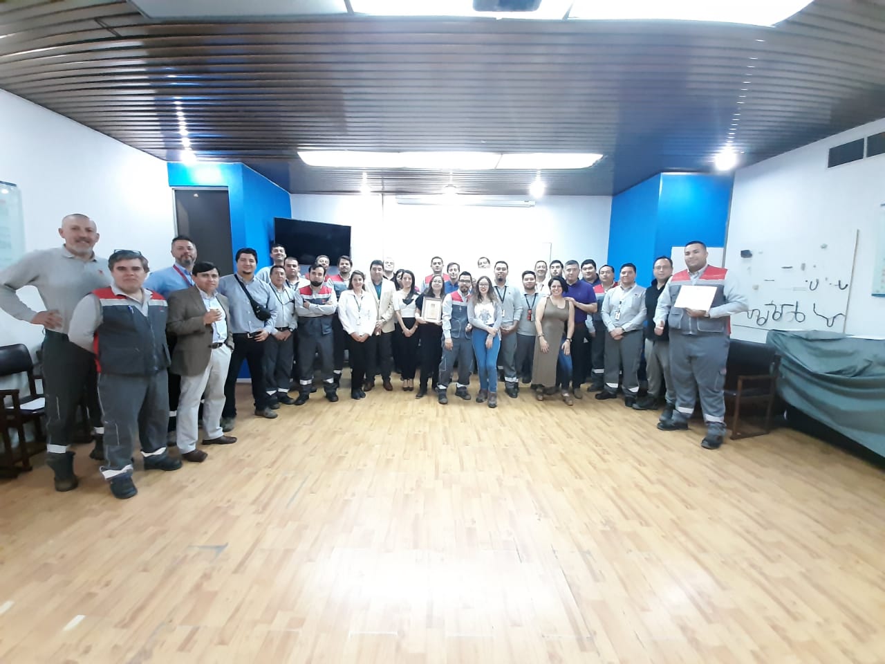 La ACHS entrega reconocimiento a nielsen por su compromiso por instaurar una cultura preventiva interna