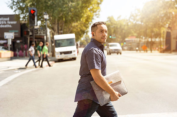 Evita accidentes al caminar